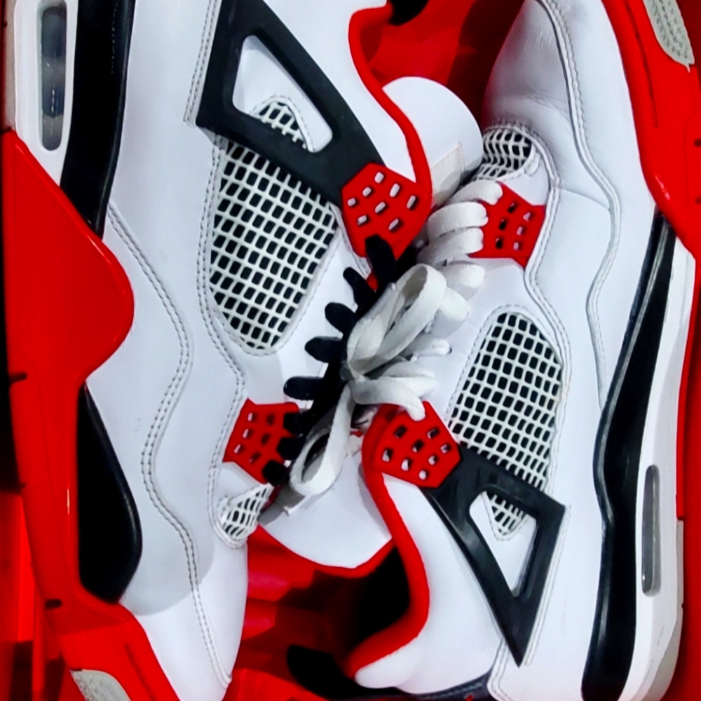 Like new jordan 4 retro fire reds size 11